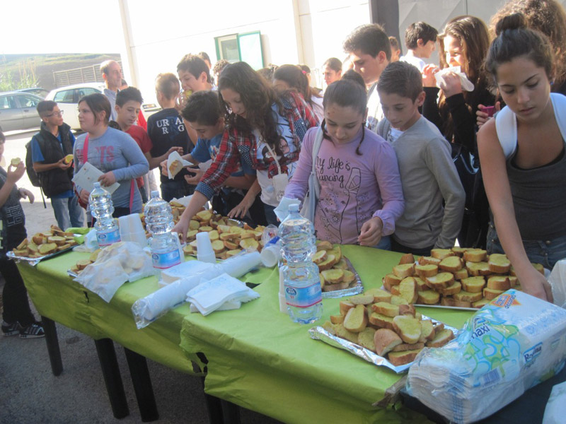 Gli alunni delle seconde classi della scuola secondaria di I grado in visita al frantoio Olearia ValleJato