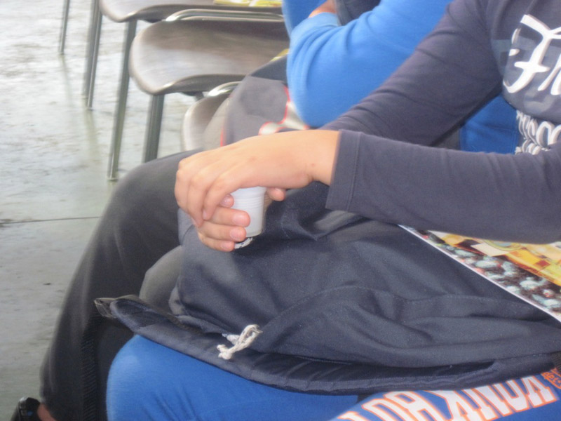5-mano-sul-bicchiere