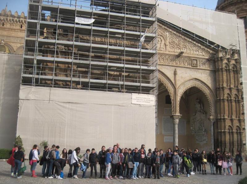2-tutti-in-fila-davanti-alla-cattedrale