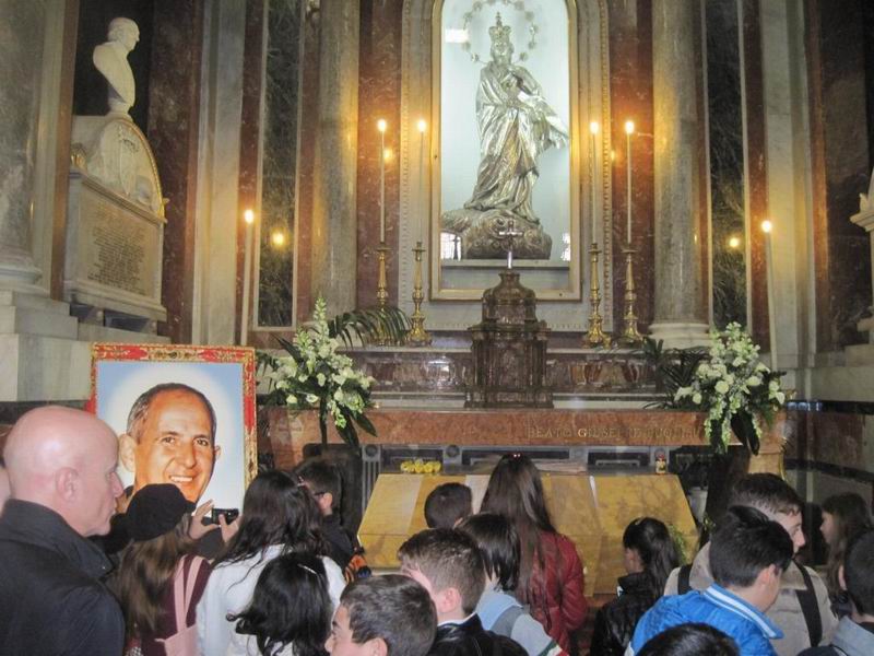9-tutti-davanti-alla-tomba-beato-puglisi