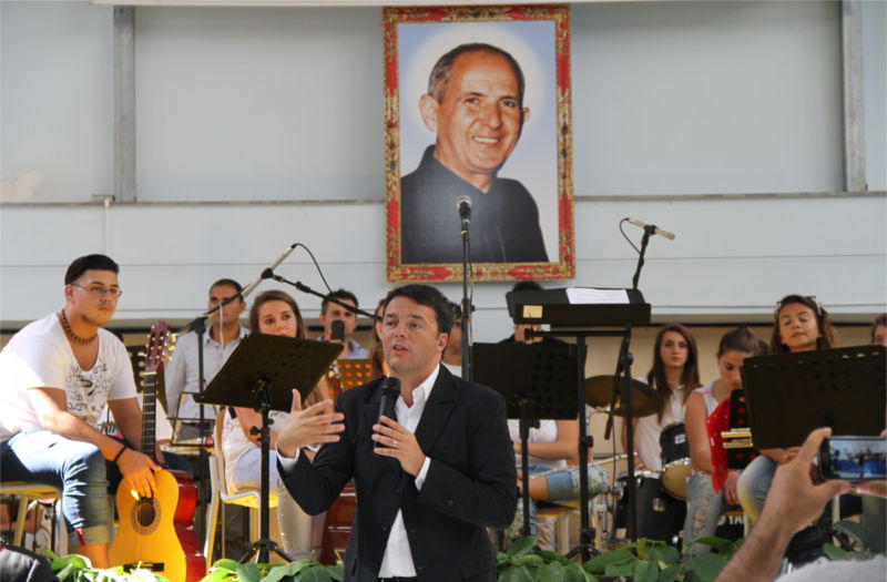 Renzi alla “Puglisi” di Palermo per il primo giorno di scuola. Proteste e fischi dei docenti precari