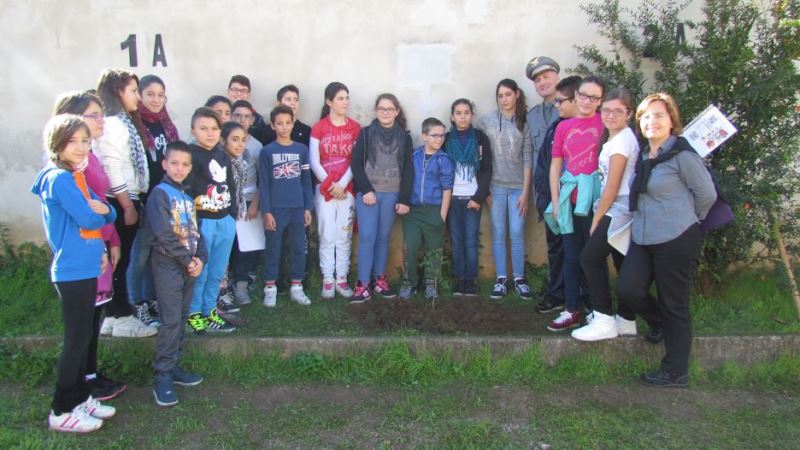 27-gli-alunni-piantano-gli-alberi-di-frassino-offerti-dalla-Forestale