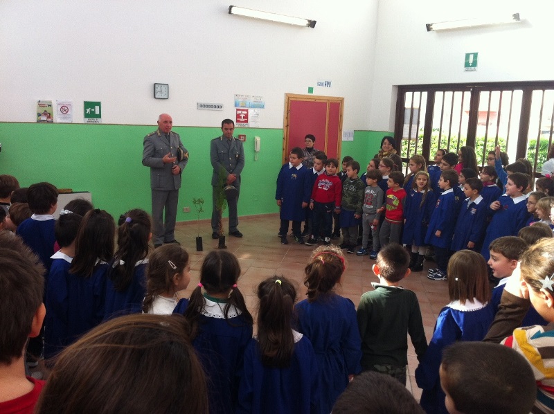 32-il-commissario-Realmonte-viene-accolto-dai-bambini-all-Ilaria-Alpi