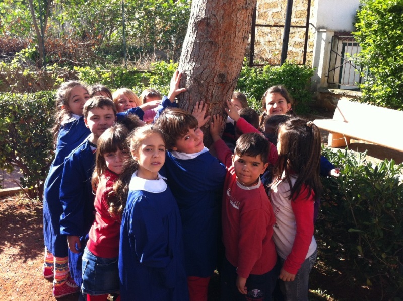 34-Ilaria-Alpi-i-bambini-abbracciano-un-albero-del-loro-giardino