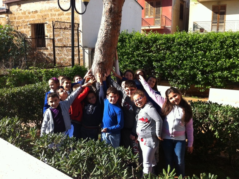 39-Ilaria-Alpi-l-abbraccio-dei-bambini
