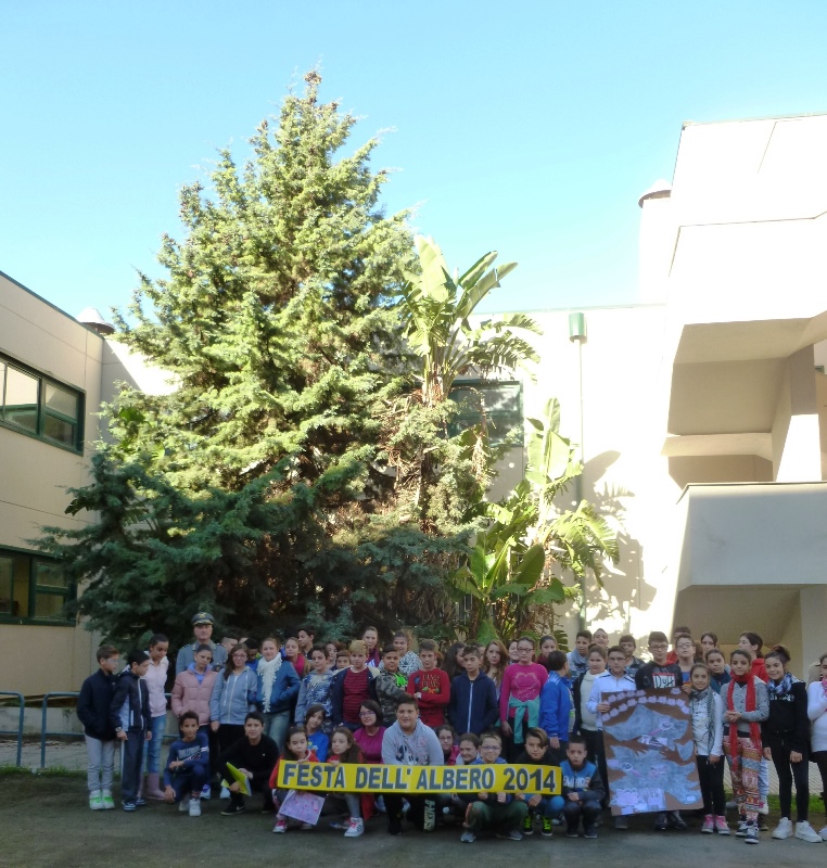 41-tutti-gli-alunni-della-secondaria-attorno-al-cipresso-l-albero-piu-grande-del-nostro-giardino