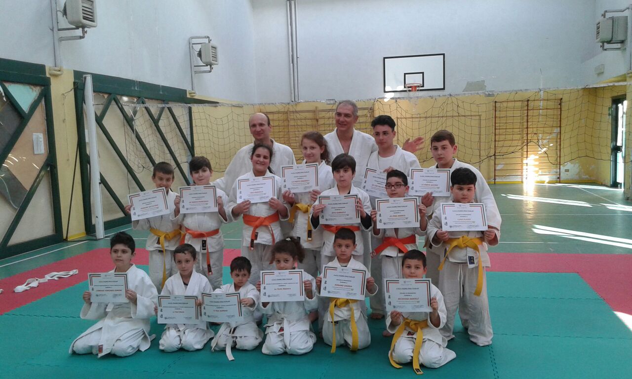 Gli allievi di judo sostengono gli esami di graduazione