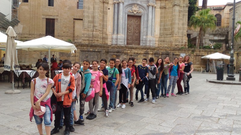 03_Tutti_in_fila__a_piazza_Bellini