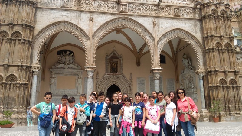 08_Foto_di_gruppo_davanti_alla_Cattedrale