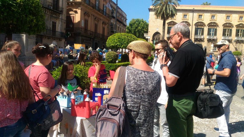 13_Anche_i_turisti_si_sono_fermati_ad_ascoltarci