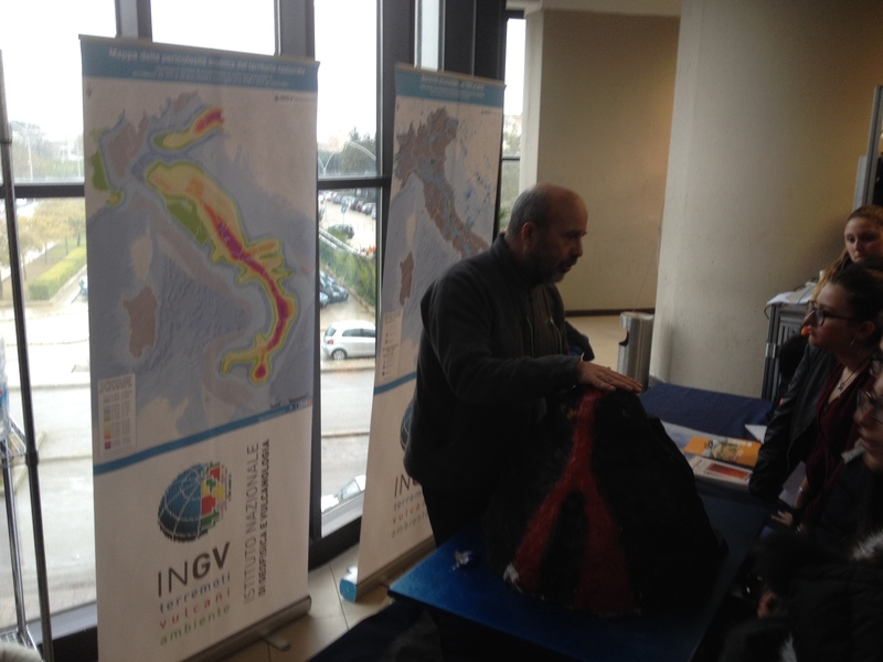 2018-02-28_esperienza_insegna_stand_INGV_vulcani_e_terremoti