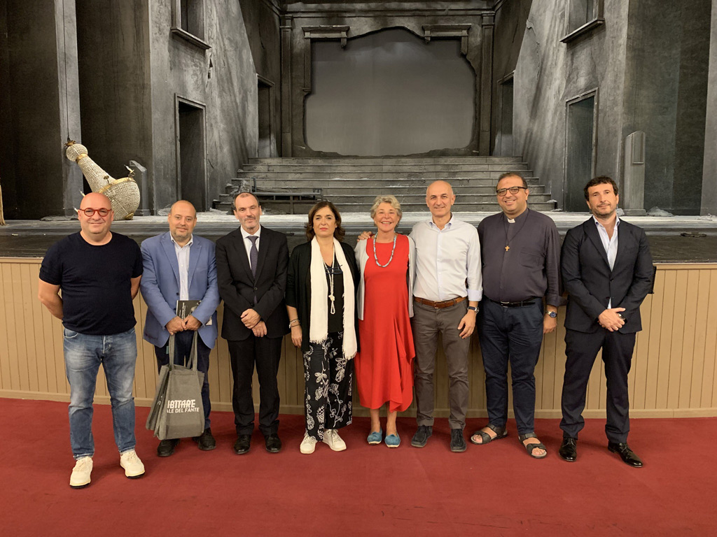 Alcuni studenti della nostra scuola potranno assistere agli spettacoli del Teatro Biondo grazie alla donazione degli abbonamenti di Ance Palermo e della Fondazione Pietro Barbaro