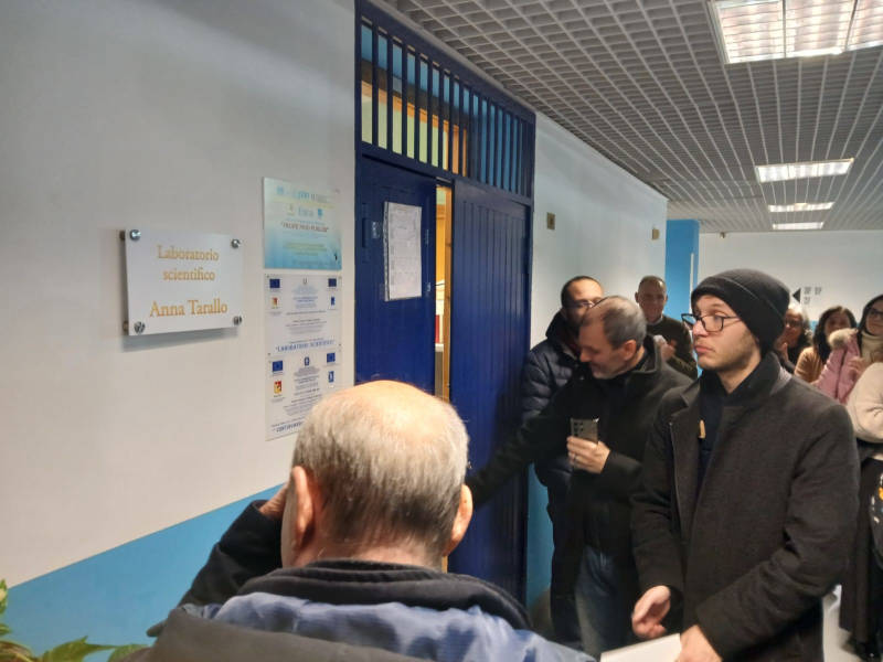 La cerimonia di intitolazione del laboratorio scientifico alla prof.ssa Anna Tarallo