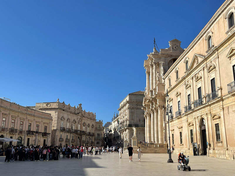 02-Ortigia-tutti-i-piazza-davanti-al-Duomo