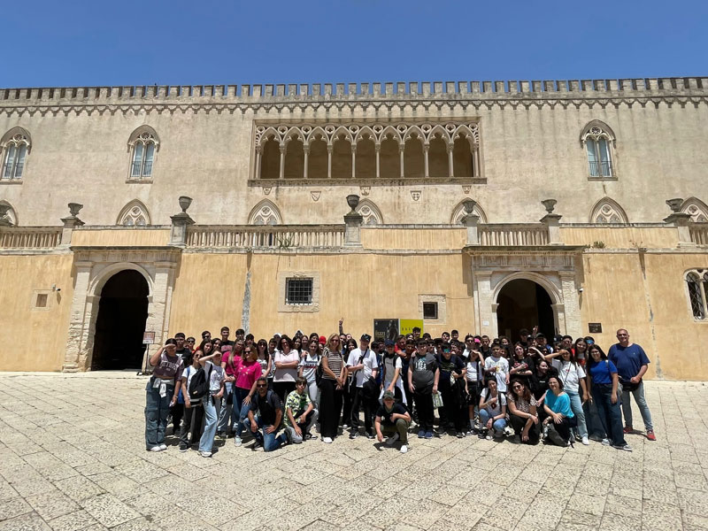 04-Foto-di-Gruppo-davanti-al-castello-di-donnafugata